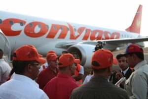 Venezuelas Präsident Maduro (re.) vor einem Flugzeug der staalichen Fluggesellschaft Conviasa