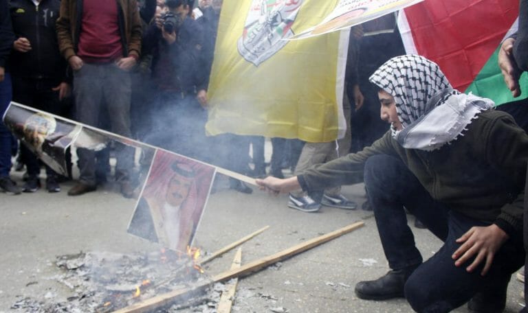 Fatah-Anhänger verbrennen ein Porträt von Omans Sultan Haitham bin Tariq, um gegen Trumps Friedensplan zu protestieren