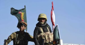 Zwei Milizionäre der iranisch gesteuerten Volksverteidigungseinheiten