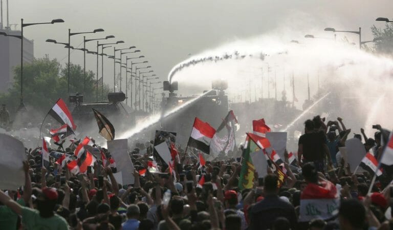 Sicherheitskräfte in Baghdad gehen mit Wasserwerfern gegen Demonstranten vor