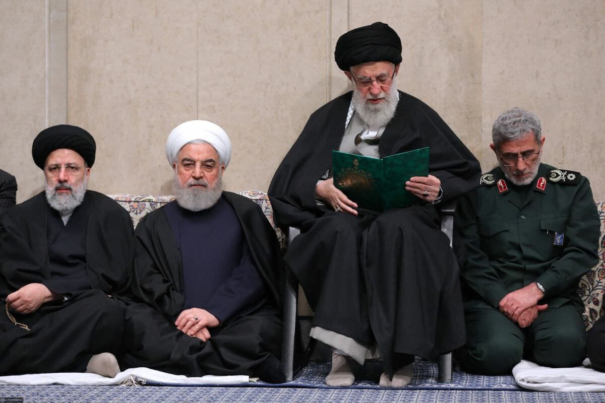 Präsident Rohani, Revolutionsführer Khamenei und der neue Quds-Force-Kommandant Esmail Ghaani bei der Trauerfeier für Qasem Soleimani