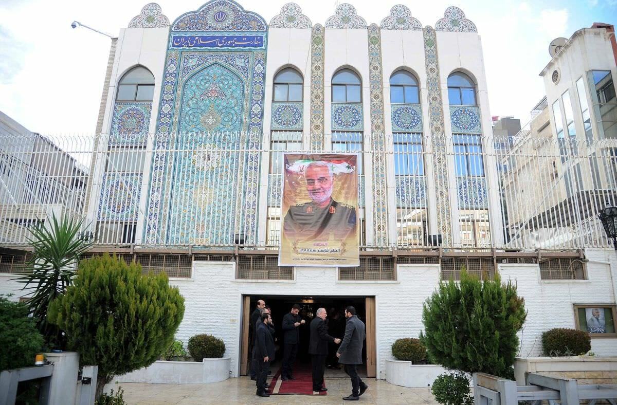 Porträt von Qassem Soleimani an der iranischen Botschaft in Damaskus