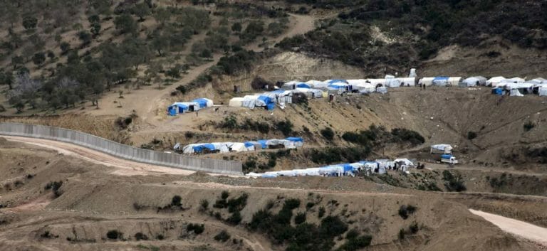 Flüchtlingslager an der von der Türkei gebauten Mauer zu Syrien