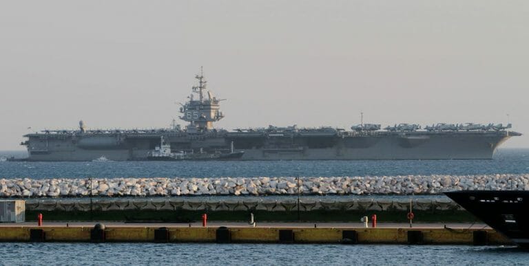 US-Flugzeugträger im Hafen von Piräus