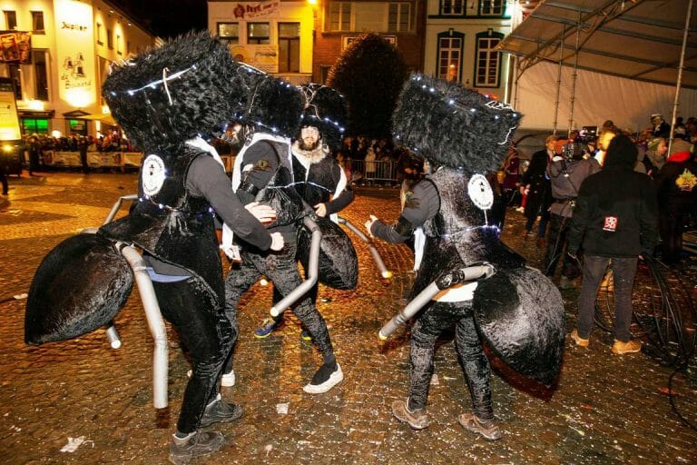 Orthodoxe Juden als Insekten - Antisemitismis beim Karneval in Aalst. (imago images/Belga)