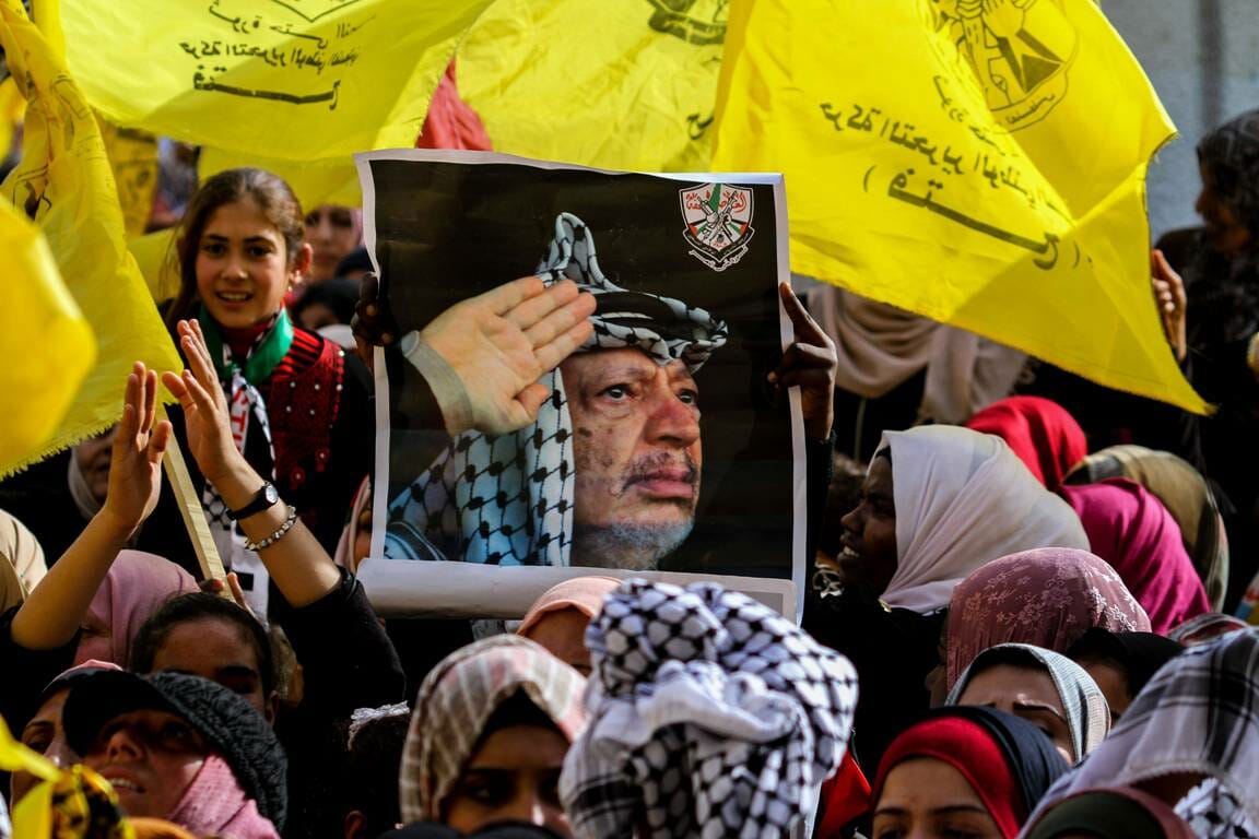 Nicht Frieden, sondern der Kampf gegen Israel steht bei den Palästinensern hoch im Kurs. Poster von Arafat auf einer Kundgebung anlässlich des Jahrestags des ersten Fatah-Anschlags gegen Israel. (imago images/ZUMA Press)