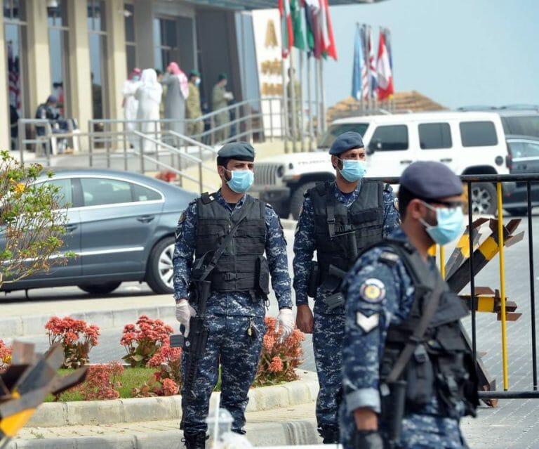 Der Nahe Osten im Zeichen der Epidemie: Soldaten bewachen ein Hotel in Kuwait, das in eine Quarantänestation für aus dem Iran evakuierte Landsleute umgewandelt wurde. (imago images/Xinhua)