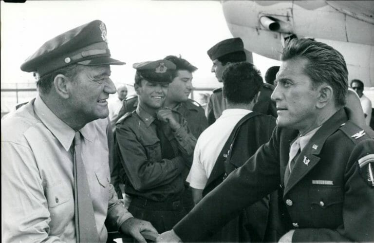 John Wayne und Kirk Douglas 1965 bei den Dreharbeiten für den Film "Cast A Giant Shadow" (dt.: "Der Schatten des Giganten"), einen der bekanntesten Filme über den israelischen Unabhängigkeitskrieg. (imago images/ZUMA/Keystone)