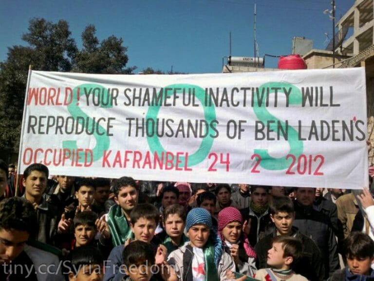 Protest in Kafranbel mit Message an die Welt (Freedom House/CC BY 2.0)