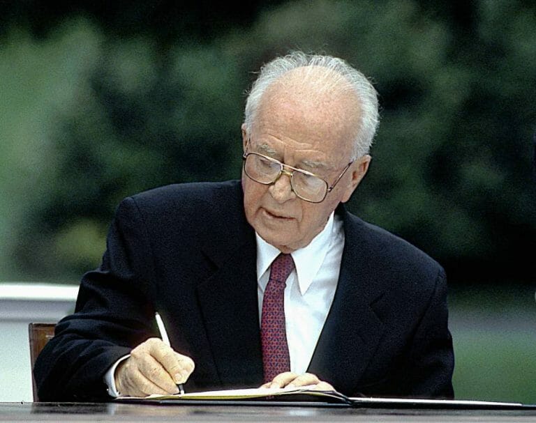 Israels Premier Jitzchak Rabin unterzeichnet 1994 das sogenannte Oslo-Abkommen (imago images/ZUMA Press)