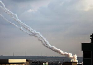 Terroristen feuern aus dem Gazastreifen Raketen auf Israel. (imago images/Xinhua)