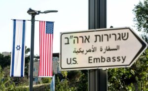 Wegweiser zur US-Botschaft in Jerusalem (imago images/ITAR-TASS)