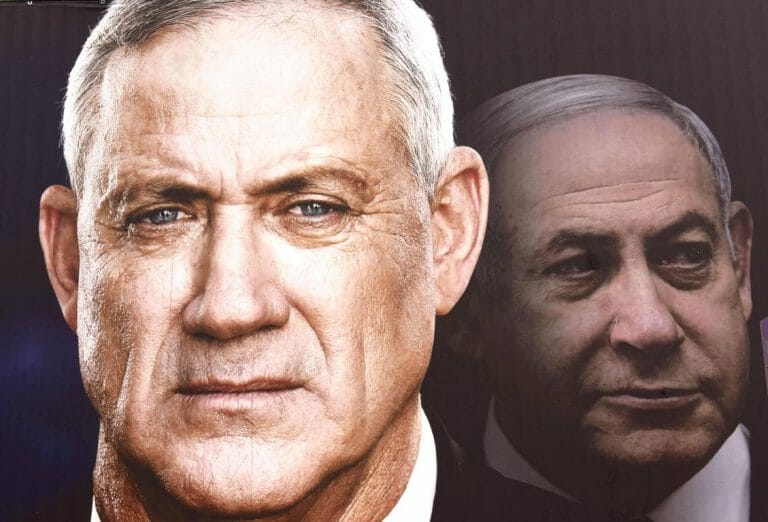 Ein Wahlplakat von Blau-Weiß sieht Herausforderer Benny Gantz vor Premier Netanjahu. Die letzten Umfragen kommen zu einem anderen Ergebnis. (imago-images/UPI Photo)