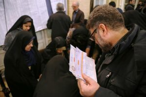 In den Wahllokalen, die für westliche Medien zugänglich waren, wurde rege Wahlbeteiligung inszeniert. Im Rest des Landes sah es anders aus. (imago images/ZUMA Press)