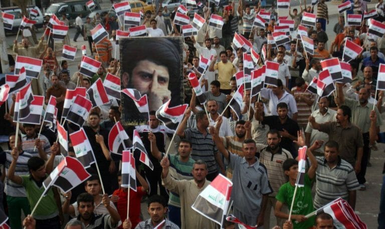 Anhänger von Muqtada al-Sadr mit einem Porträt des Klerikers