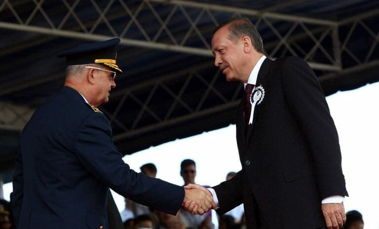 Erdogan mit dem damaligen Generalstabschef Ilker Basbuğ, bevor dieser 2012 verhaftet wurde