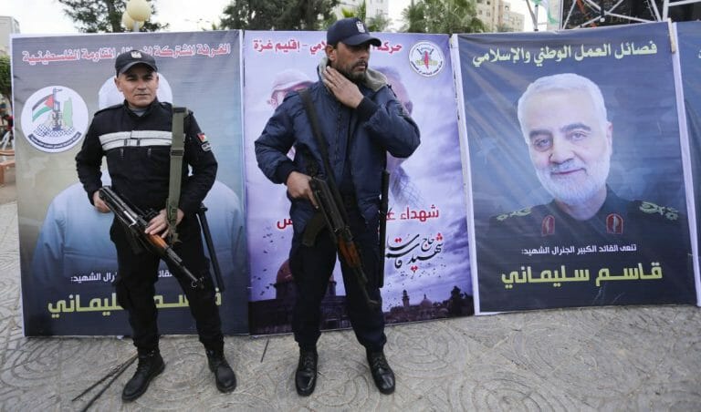 Hamas-Polizisten vor einem Gedenkposter für den von den USA getöteten Revolutionsgardenführer Soleimani
