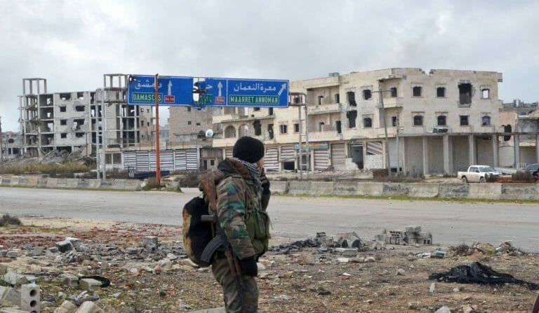 Syrischer Soldat in dem zur Geisterstadt gewordenen Maarat al-Numan in der Provinz Idlib