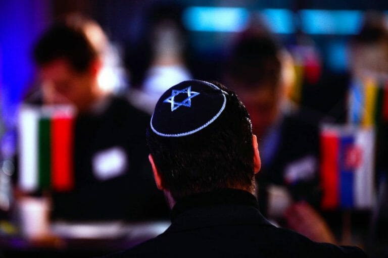 (imago images/ZUMA Press)Die neue Antisemitismus-Umfrage wurde auf einer Konferenz der European Jewish Association in Paris präsentiert. (imago images/ZUMA Press)