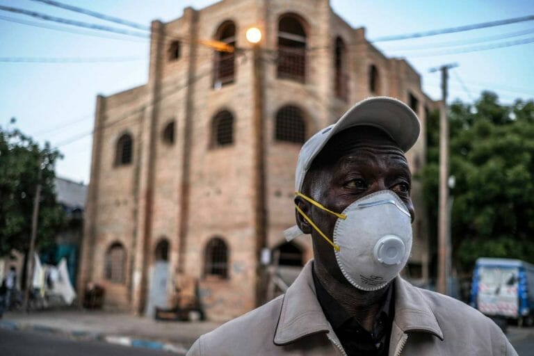 Während sich ein Mann in Dakar mit einer Maske vor einer Corona-Infizierung schützen will, nimmt die Verbreitung des Virus in Afrika zu. (imago images/Le Pictorium)