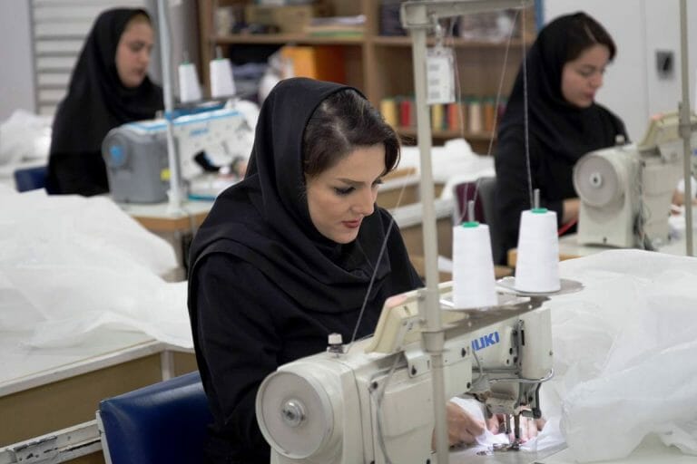 Frauen in Teheran produzieren Schutzkleidung gegen Corona-Infektionen. (imago images/ZUMA Wire)