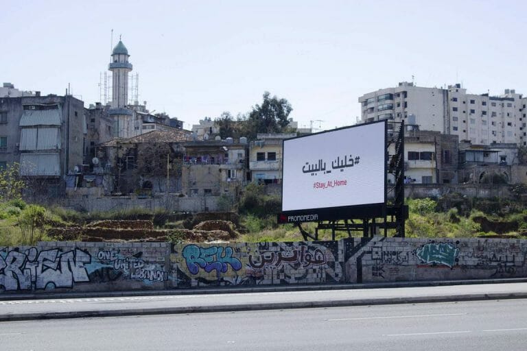 In Beirut fordert ein Plakat die Menschen auf, wegen des Corona-Virus zu Hause zu bleiben. (imago images/ZUMA Press)
