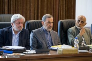 Seyyed Mohammad Mirmohammadi (li.) und zwei weitere Mitglieder des iranischen Schlichtungsrates