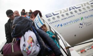 Einwanderer kommen am Flughafen Tel Aviv an