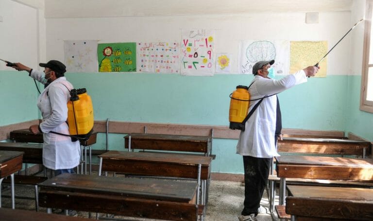 Arbeiter desinfizieren Schule in Damaskus