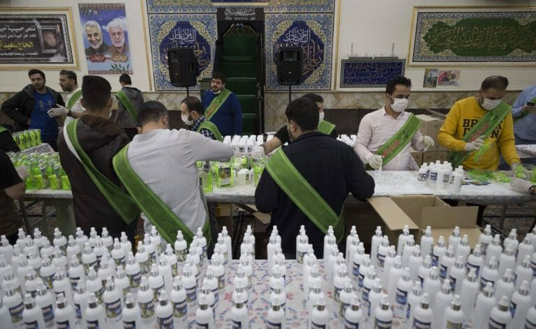 In einer Moschee in Teheran wird Desinfektionsmittel gegen das Coronavirus vorbereitet