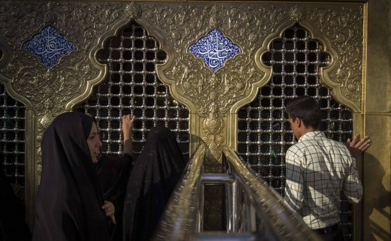 Gläubige besuchen den Imam-Reza-Schrein in Mashhad