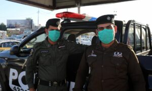 Iraksische Polizisten tragen wegen Corona Mundschutz