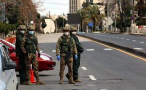 Soldaten in der jordanischen Haupstadt Amman überwachen die Corona-Ausgangssperre