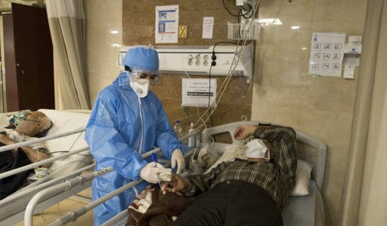 Krankenschwester behandelt Corona-Patienten in Teheran