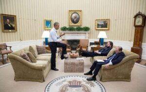 Obama mit dem selbsterklärten Architekten der proiranischen Echokammer Ben Rhodes (re.)