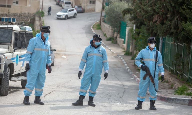 Polizisten der Palästinensischen Autonomiebehörde überwachen Corona-Quarantäne in Bethlehem