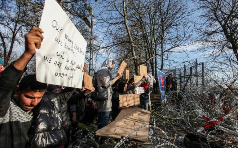 Flüchtlinge demonstrieren an des türkisch-griechischen Grenze