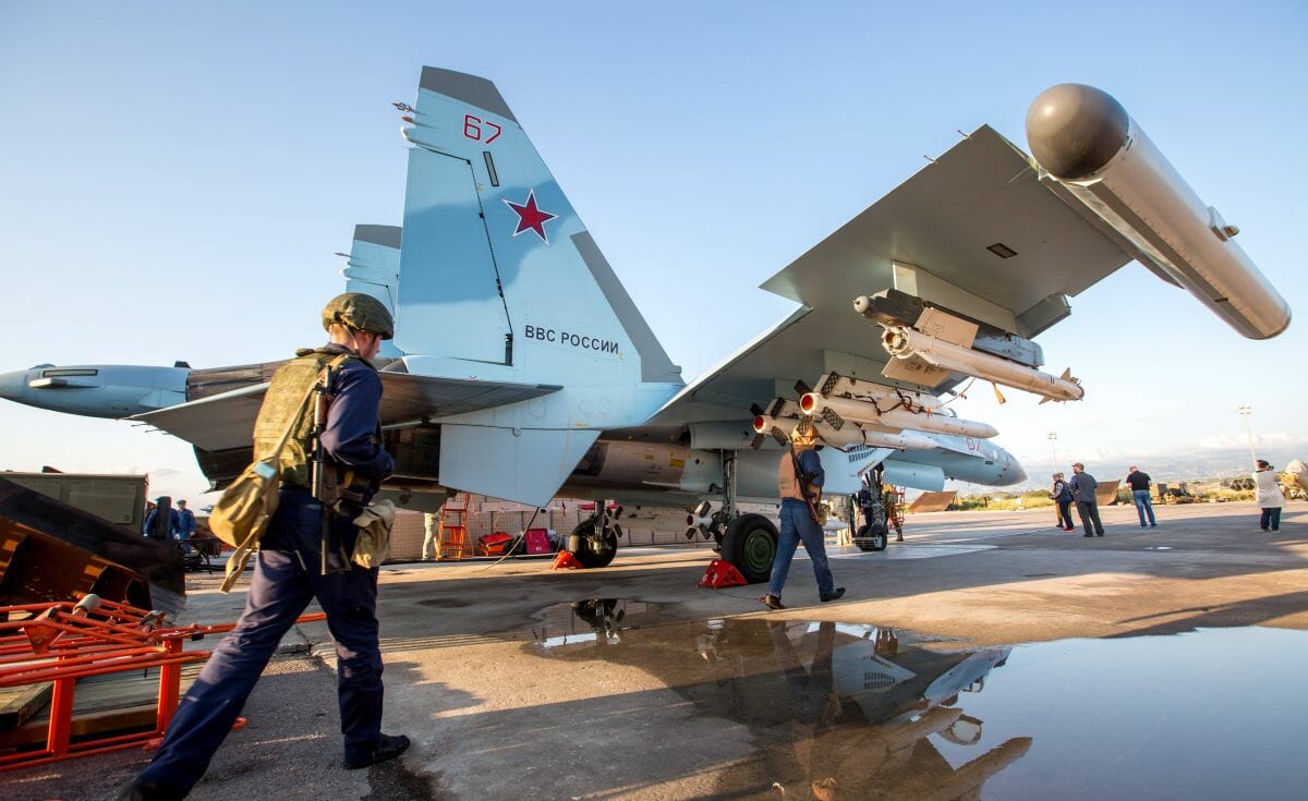 Russisches Kampfflugzeug auf einem Stützpunkt bei Latakia in Syrien