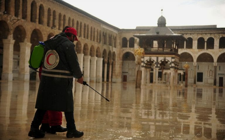 Mitarbeiter des Syrischen Roten Halbmond desinfizieren die Umayyaden-Moschee in Damaskus