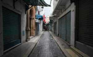 Wegen der Corona-Ausgangssperre geschlossene Läden in Tunis