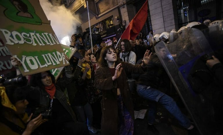 Türkische Polizei blockiert Marsch zum Frauentag in Istanbul