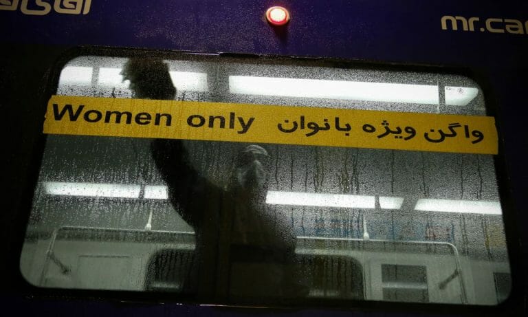 Angestellter der Stadt desinfiziert U-Bahn-Waggon in Teheran