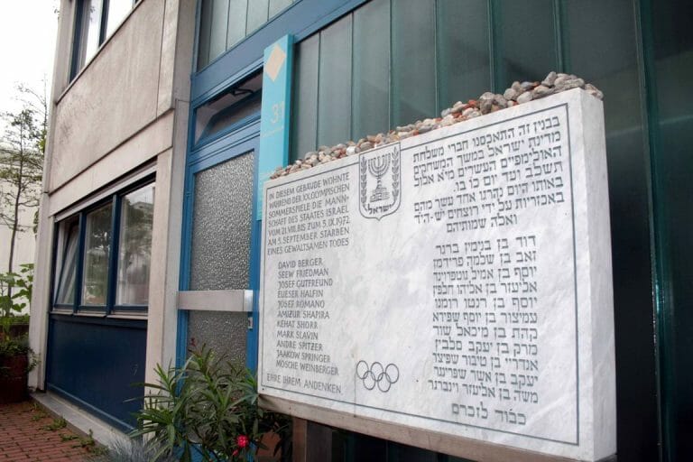 Gedenkttafel für die Opfer am Ort der Geiselnahme im Olympischen Dorf in München 1972. (imago images/Ralph Peters)