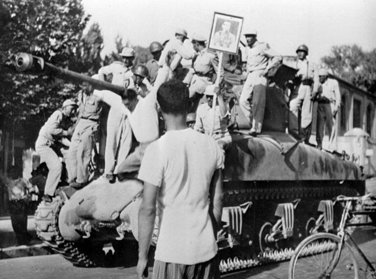 August 1953: Auf iranischen Straßen wird nach dem Sturz Mossadeghs die Rückkehr des Schah gefeiert. (imago images/United Archives International)