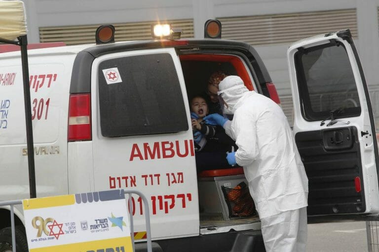 Magen David, das israelische Pendant zum Roten Kreuz, im Einsatz gegen die Corona-Epidemie. (imago-images/Xinhua)