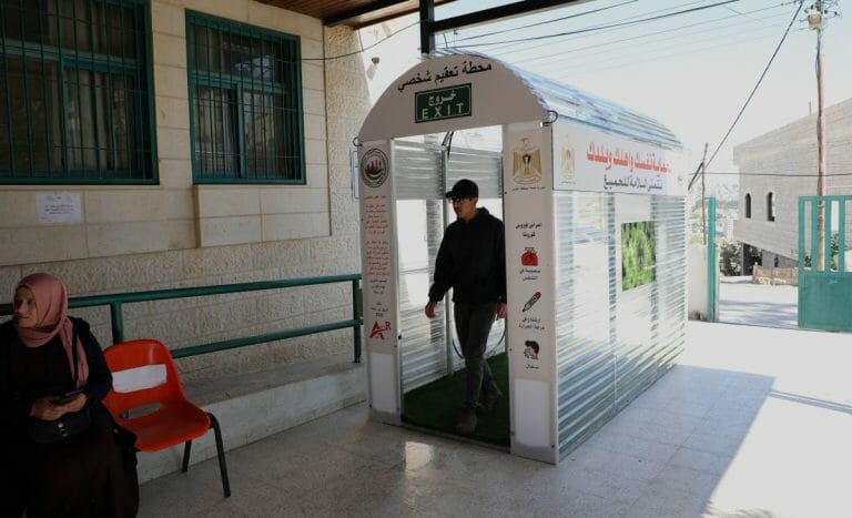 Corona-Desinfektionskammer in einem Dorf nahe Ostjerusalem