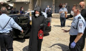 Ein Priester des Jerusalemer Patriarchats mit dem Heilgen Feuer