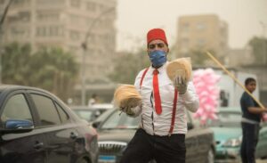 Straßenhändler mit Corona-Maske in Kairo