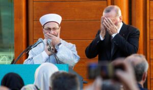 Der Diyanet-Leiter Erbas und Präsident Erdogan beim Gebet