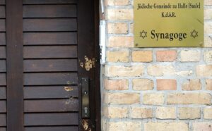 Die Tür der Hallenser Synagoge nach dem versuchten Anschlag